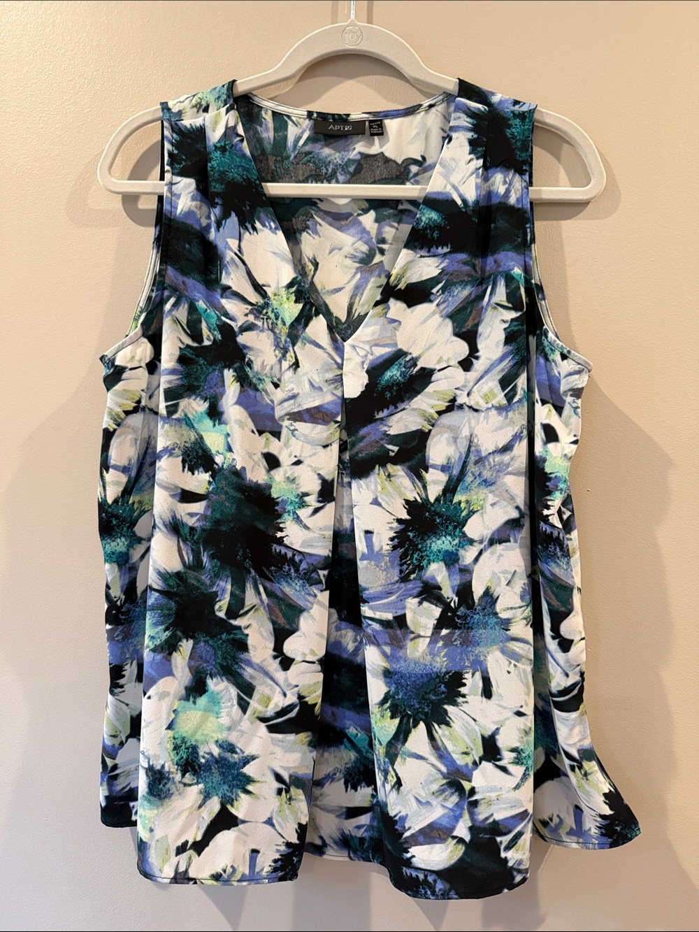 Apt. 9 Blue, Teal and White Floral V-Neck Sleeveless Top